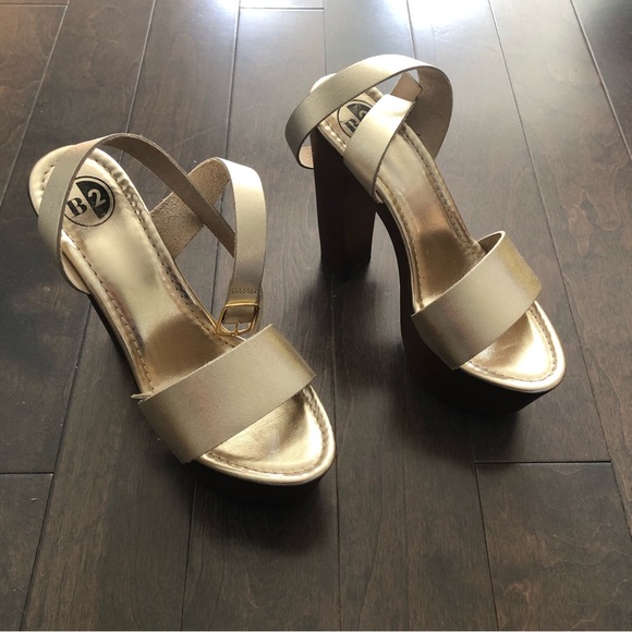 Gold leather platform sandals *worn once - Picture 2 of 4
